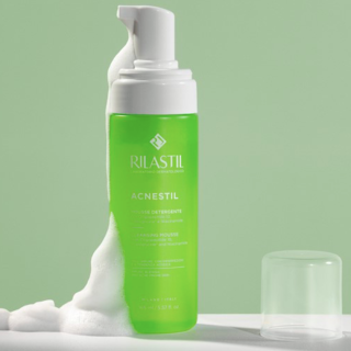 Rilastil Acnestil Mousse Limpiador 165 ml - Limpiadores faciales para piel con acné | STG Farma
