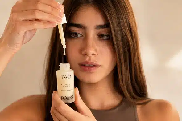 Chica usando retinol natural bakuchiol